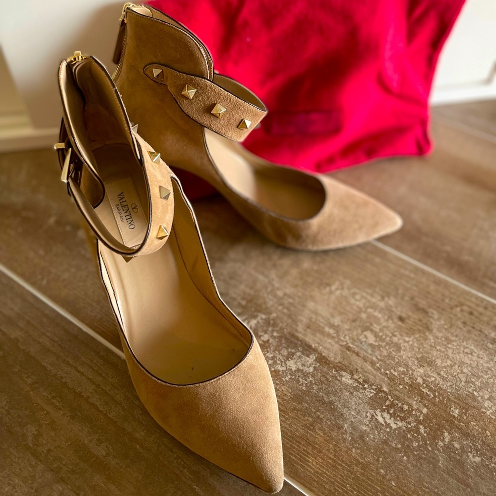 Valentino Rockstud Suede Pump. Tan. Size 8.5